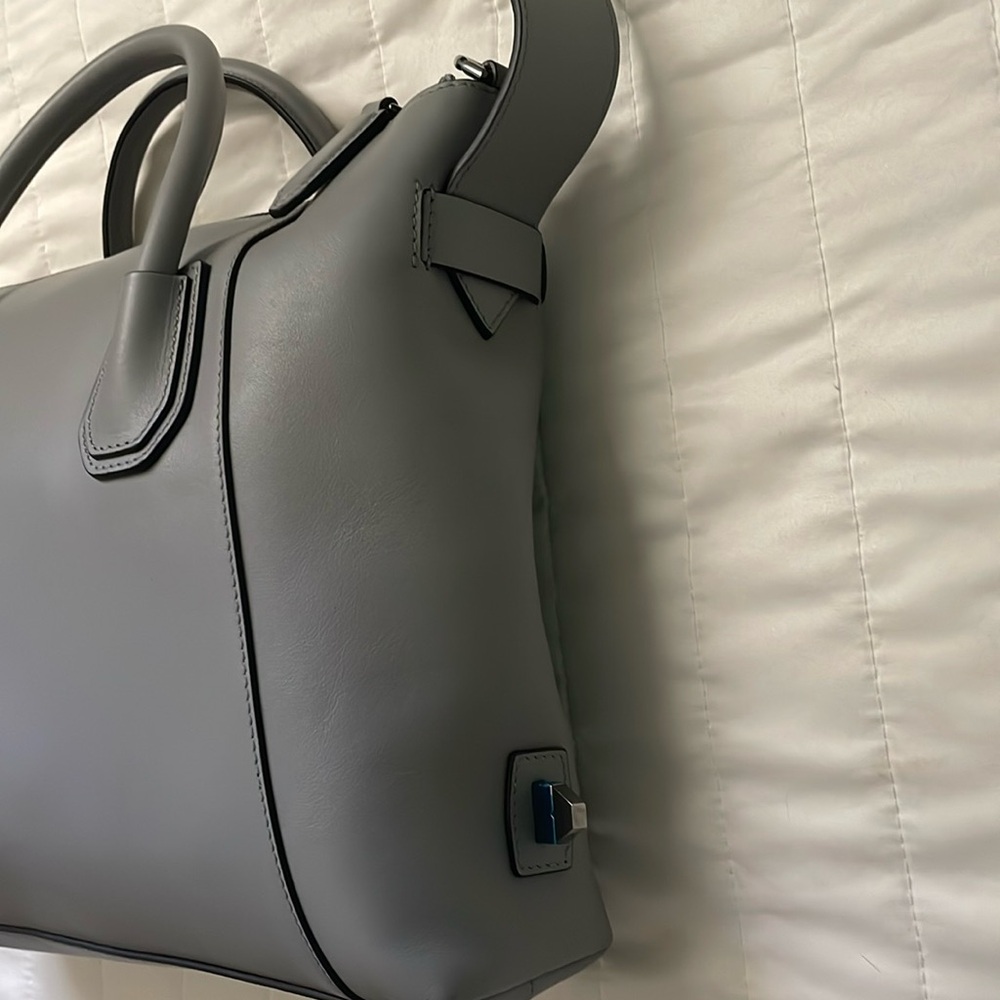 🆕 GIVENCHY Soft Calfskin Small Soft Antigon in Pearl Grey - Picture 13 of 16